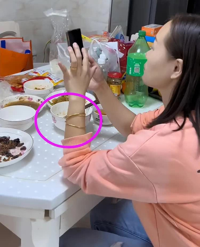 Mua trang sức vàng tặng mẹ chồng, lại nằm trên tay chị dâu - Hình 2 Mua trang suc vang tang me chong, lai nam tren tay chi dau-Hinh-2