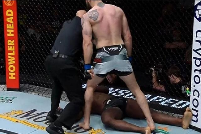 Ra đòn cực mạnh, võ sĩ UFC khiến đối thủ "ngủ mê" Ra don cuc manh, vo si UFC khien doi thu