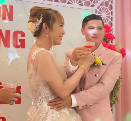 Đám cưới lạ nhất Việt Nam, chú rể mang bầu 3 tháng, bật khóc khoe vợ Dam cuoi la nhat Viet Nam, chu re mang bau 3 thang, bat khoc khoe vo