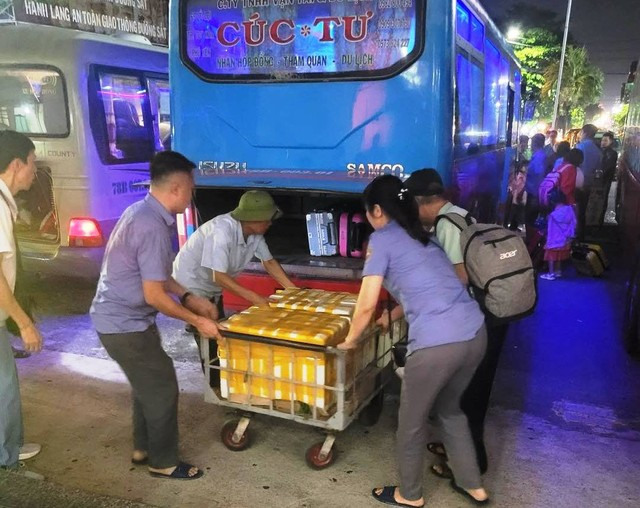 Chưa khắc phục xong sạt lở, đường sắt qua Đèo Cả vẫn tê liệt - Hình 5 Chua khac phuc xong sat lo, duong sat qua Deo Ca van te liet-Hinh-5