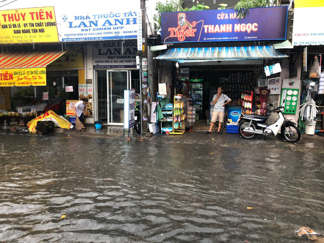 Nhiều tuyến đường bị ngập sau trận mưa lớn ở TP.HCM - Hình 3 Nhieu tuyen duong bi ngap sau tran mua lon o TP.HCM-Hinh-3