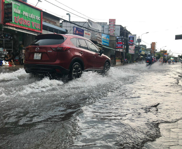 Nhiều tuyến đường bị ngập sau trận mưa lớn ở TP.HCM - Hình 2 Nhieu tuyen duong bi ngap sau tran mua lon o TP.HCM-Hinh-2