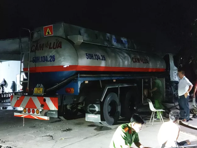 Phong tỏa, khám xét địa điểm nghi sản xuất hàng triệu lít xăng dầu giả - Hình 2 Phong toa, kham xet dia diem nghi san xuat hang trieu lit xang dau gia-Hinh-2