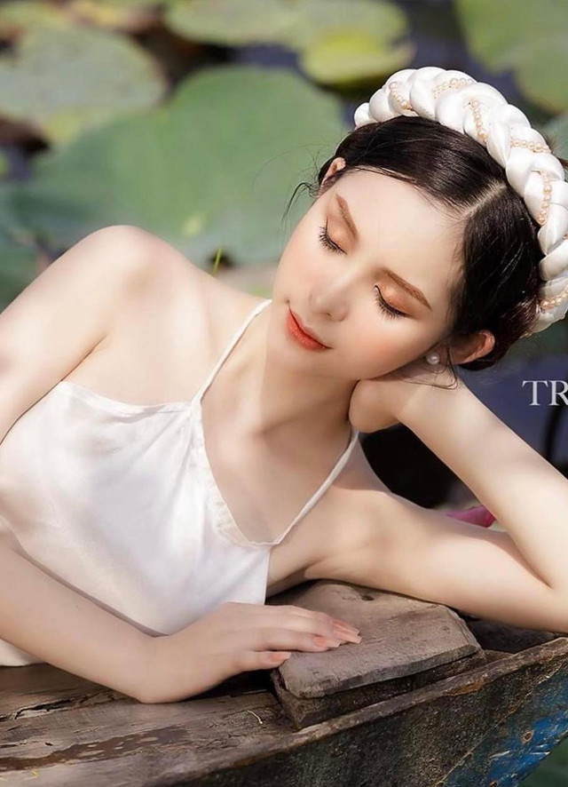 Hồ sen mùa hè nóng rực vì nhiều chị em hồn nhiên mặc không nội y - Hình 15 Ho sen mua he nong ruc vi nhieu chi em hon nhien mac khong noi y-Hinh-15