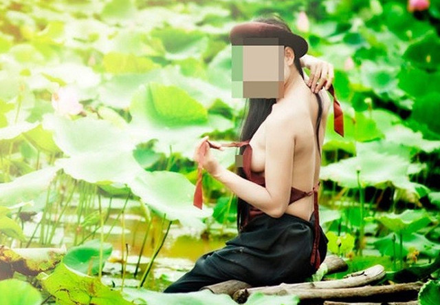 Hồ sen mùa hè nóng rực vì nhiều chị em hồn nhiên mặc không nội y - Hình 16 Ho sen mua he nong ruc vi nhieu chi em hon nhien mac khong noi y-Hinh-16