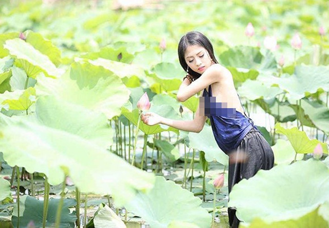 Hồ sen mùa hè nóng rực vì nhiều chị em hồn nhiên mặc không nội y - Hình 5 Ho sen mua he nong ruc vi nhieu chi em hon nhien mac khong noi y-Hinh-5