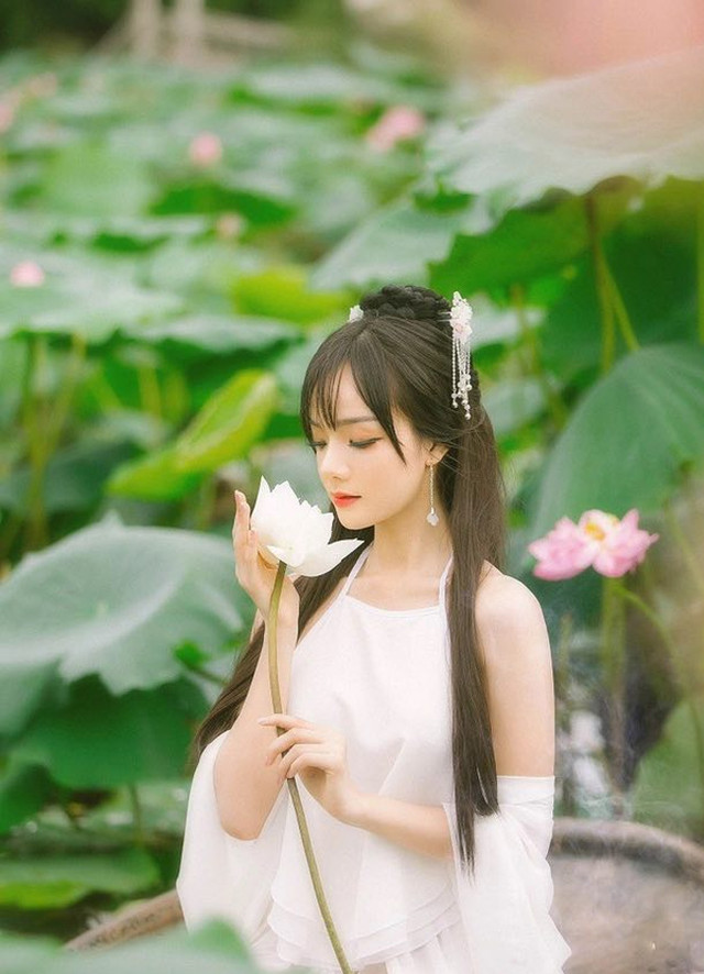 Hồ sen mùa hè nóng rực vì nhiều chị em hồn nhiên mặc không nội y - Hình 12 Ho sen mua he nong ruc vi nhieu chi em hon nhien mac khong noi y-Hinh-12