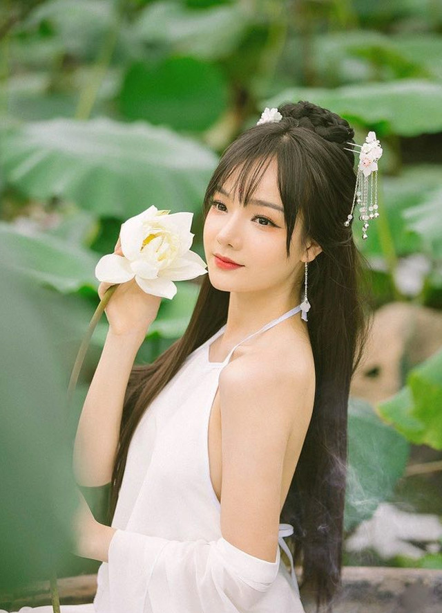 Hồ sen mùa hè nóng rực vì nhiều chị em hồn nhiên mặc không nội y - Hình 11 Ho sen mua he nong ruc vi nhieu chi em hon nhien mac khong noi y-Hinh-11