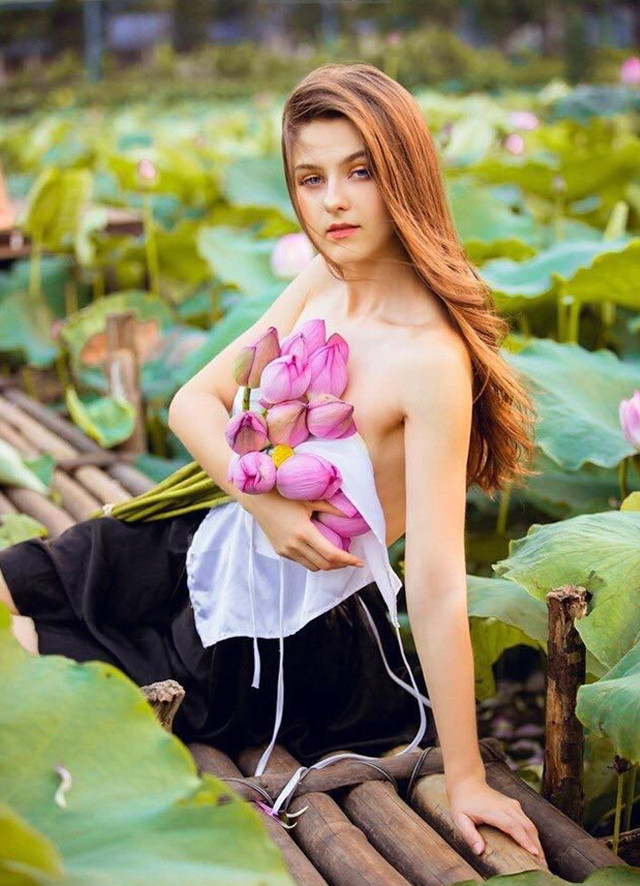 Hồ sen mùa hè nóng rực vì nhiều chị em hồn nhiên mặc không nội y - Hình 8 Ho sen mua he nong ruc vi nhieu chi em hon nhien mac khong noi y-Hinh-8