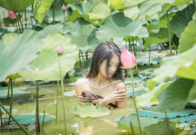 Hồ sen mùa hè nóng rực vì nhiều chị em hồn nhiên mặc không nội y - Hình 9 Ho sen mua he nong ruc vi nhieu chi em hon nhien mac khong noi y-Hinh-9