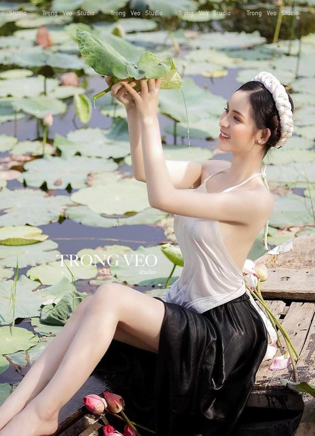 Hồ sen mùa hè nóng rực vì nhiều chị em hồn nhiên mặc không nội y - Hình 14 Ho sen mua he nong ruc vi nhieu chi em hon nhien mac khong noi y-Hinh-14
