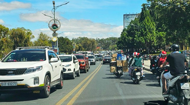 Du khách đổ về Đà Lạt, nhiều tuyến đường ùn tắc - Hình 2 Du khach do ve Da Lat, nhieu tuyen duong un tac-Hinh-2