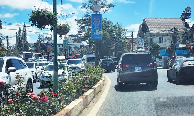 Du khách đổ về Đà Lạt, nhiều tuyến đường ùn tắc Du khach do ve Da Lat, nhieu tuyen duong un tac