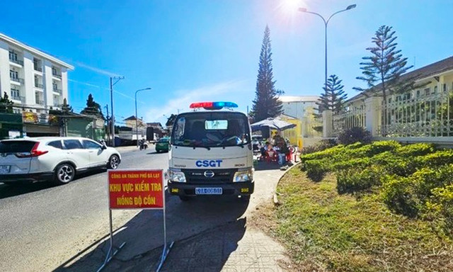Du khách đổ về Đà Lạt, nhiều tuyến đường ùn tắc - Hình 5 Du khach do ve Da Lat, nhieu tuyen duong un tac-Hinh-5