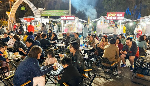 Du khách đổ về Đà Lạt, nhiều tuyến đường ùn tắc - Hình 6 Du khach do ve Da Lat, nhieu tuyen duong un tac-Hinh-6