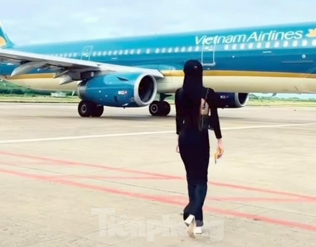 Cục Hàng không vào cuộc xác minh nữ hành khách ra sát máy bay quay video - Hình 2 Cuc Hang khong vao cuoc xac minh nu hanh khach ra sat may bay quay video-Hinh-2