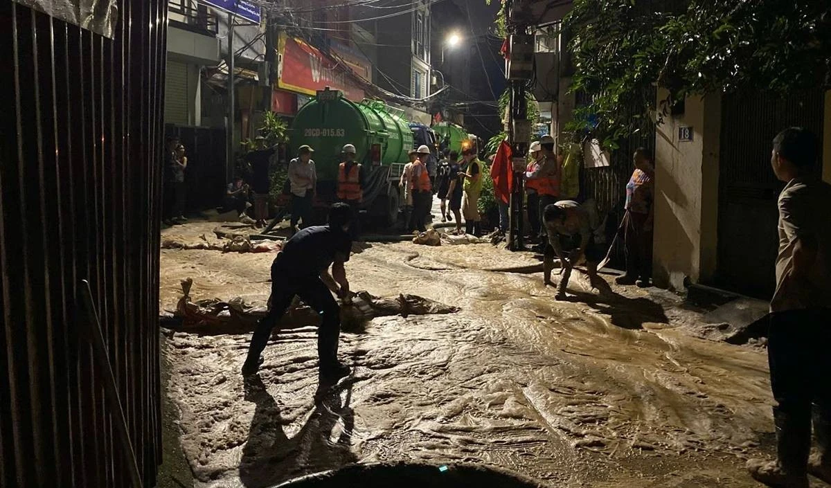 Cận cảnh hiện trường bùn nhão phun trào trong đêm tại ngõ Núi Trúc