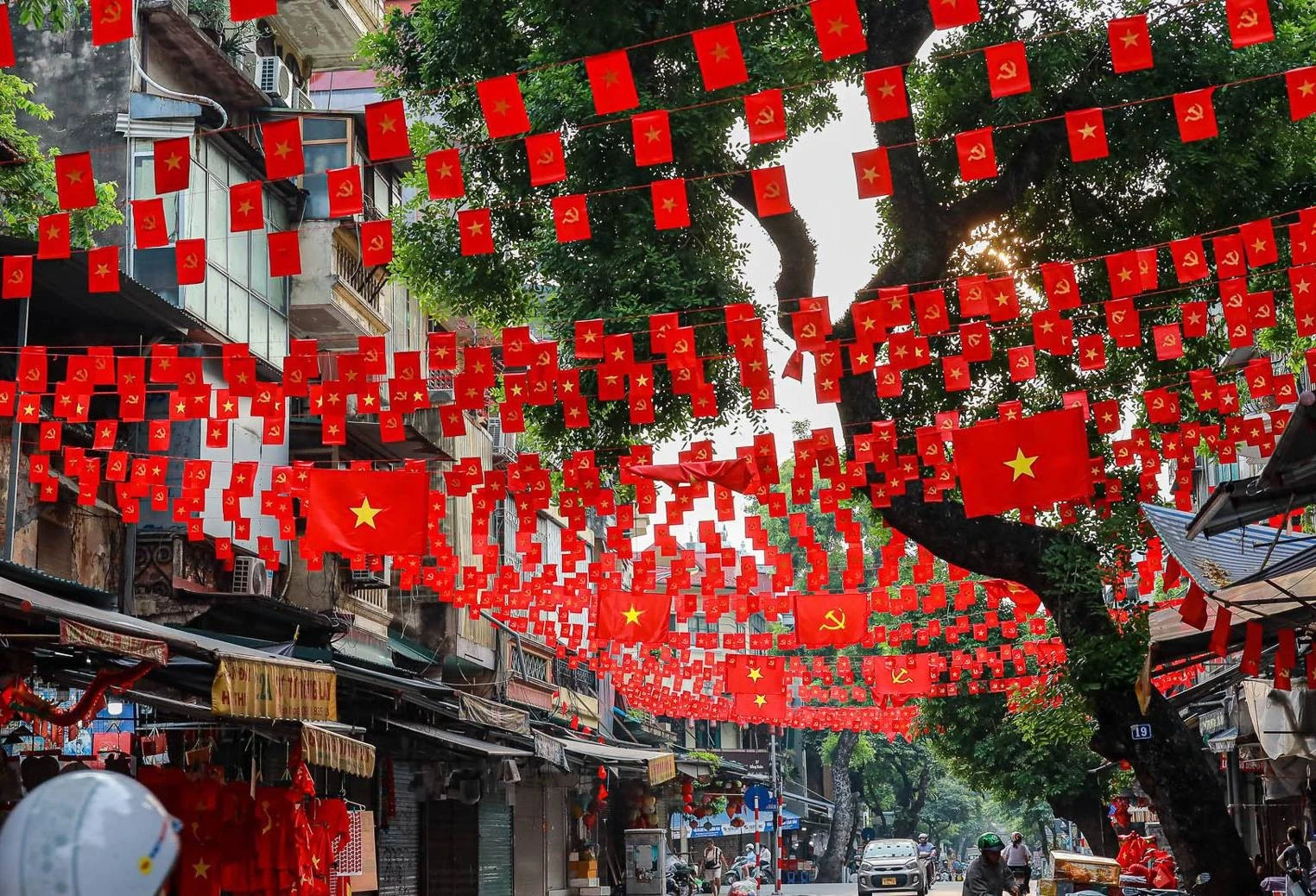 Hà Nội rực rỡ sắc cờ hoa chào đón ngày lễ lớn của dân tộc