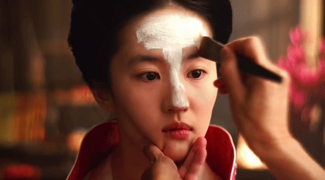 Ánh mắt và biểu cảm vô hồn của Lưu Diệc Phi trong một cảnh của Hoa Mộc Lan.