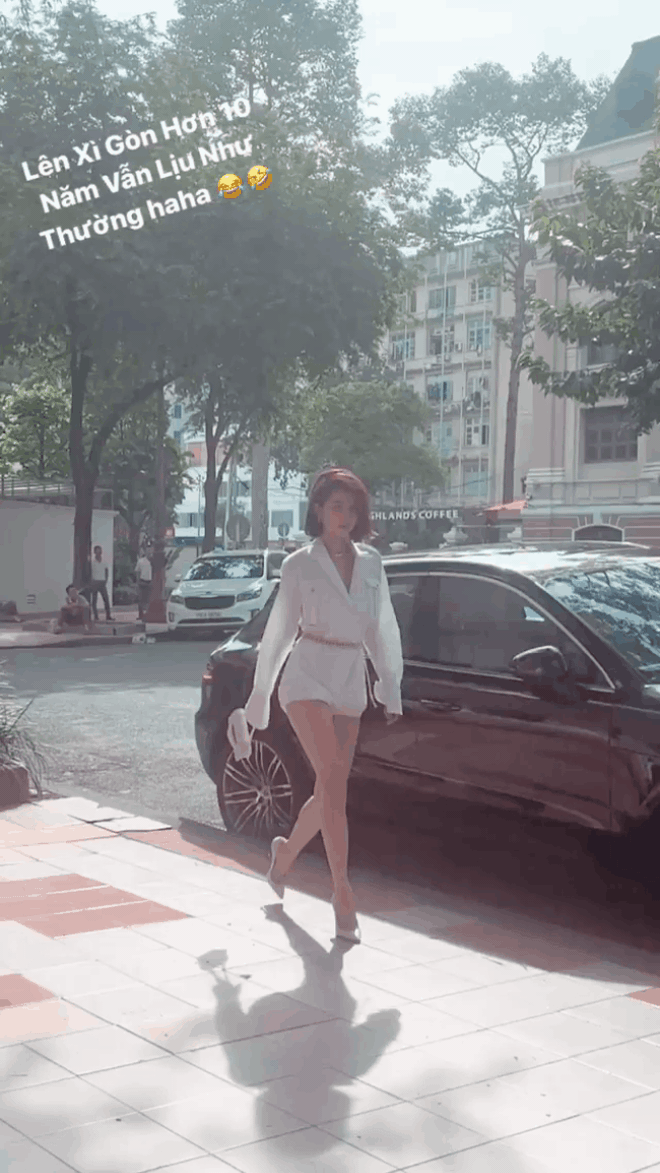 Ngọc Trinh không ít lần bị những đôi giày cao lênh khênh "phản" chủ.