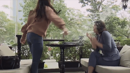 Trước đó, Quỳnh Kool (vai Ngọc) gây choáng với màn hất nước vào mặt đàn chị Kim Oanh (vai Linh - tiểu tam trung niên trơ trẽn quyến rũ bố của Ngọc) trong "Đừng bắt em phải quên".