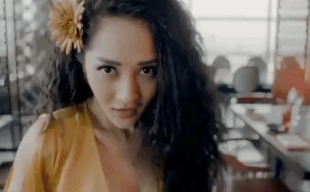 Giọng ca " Như lời đồn" còn "đốt mắt" người xem bởi vũ điệu sôi động trong trang phục cắt xẻ táo bạo khoe trọn những đường cong nóng bỏng của cơ thể.