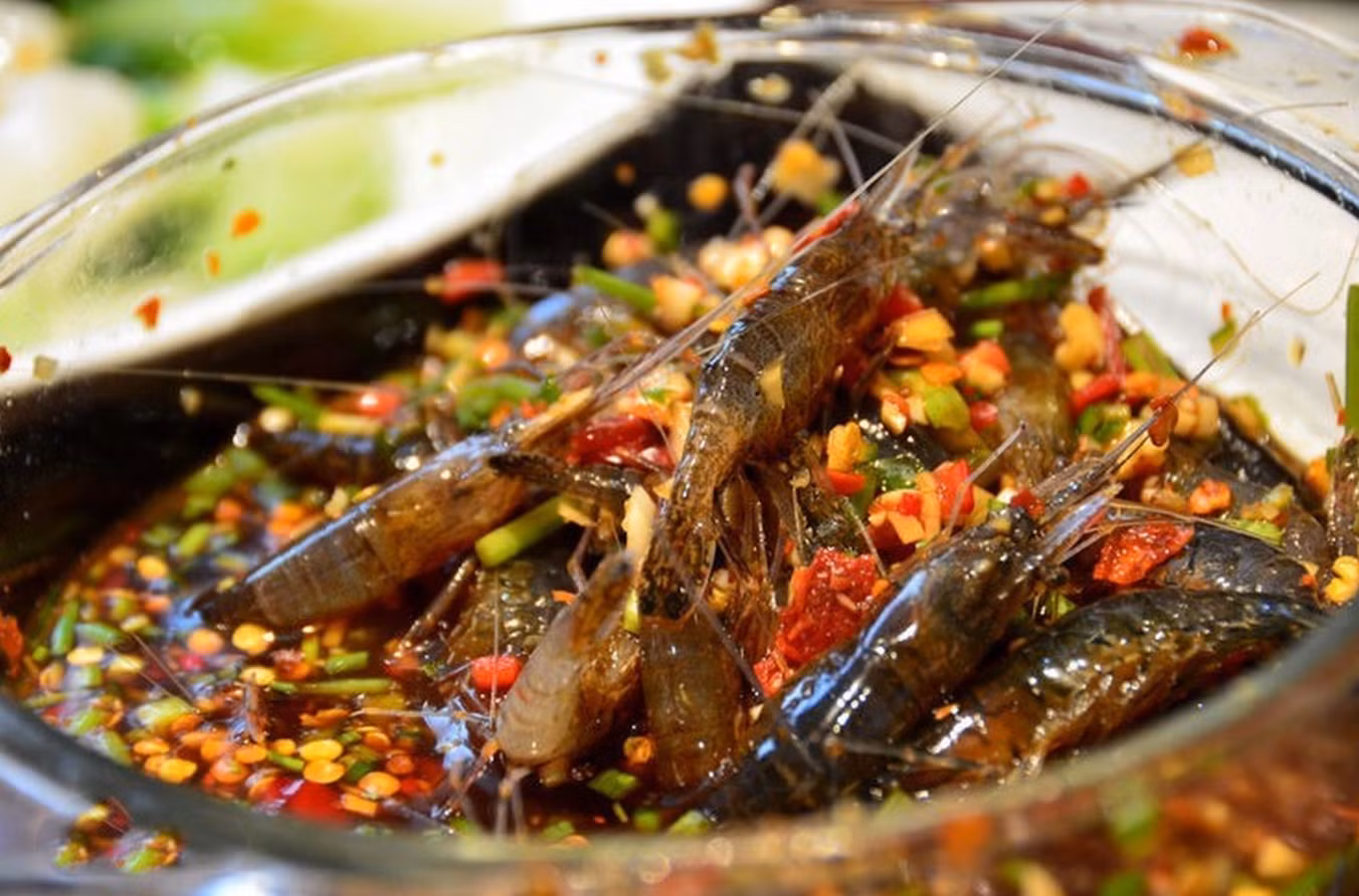 Tôm “say rượu“: Đặc sản kinh dị khiến thực khách khiếp đảm