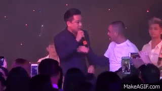 Khá nóng tính nhưng ca sĩ Tuấn Hưng cũng có lúc ứng xử bình tĩnh và khéo léo. Theo đó, khi đang "phiêu" trong đêm diễn ở California, Mỹ hồi đầu năm nay, nam ca sĩ bất ngờ bị một khán giả nam giật mic. Mặc dù sốc nhưng thay vì nổi sung lên, Tuấn Hưng đã ra hiệu cho nhân viên an ninh tới giải quyết sự việc.