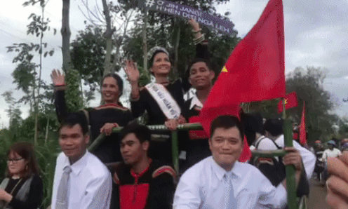 Thậm chí khi chứng kiến một sự cố nhỏ đã xảy ra khi chiếc máy cày đột ngột dừng lại vì hết dầu khiến H'Hen Niê đã bị rơi vương miện nhưng kịp thời giữ lại được, nhiều người phải thốt lên "lâu lắm rồi chúng ta chưa có một Hoa hậu như thế!". Ảnh cắt clip.