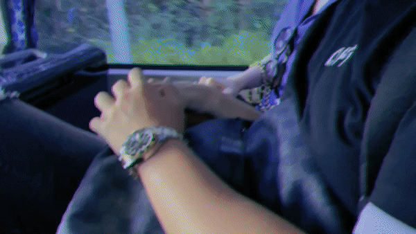 Ca sĩ Hòa Minzy cũng tung clip Hương Giang và Matt Liu nắm tay cười hạnh phúc trong chuyến đi chơi cùng nhóm Hoa dâm bụt trước khi họ công khai hẹn hò trên chương trình Người ấy là ai.