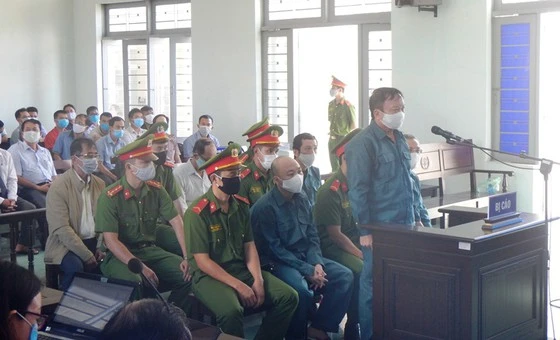 Quan tham “ăn” đất nhận quả đắng, tiền tan sự nghiệp tiêu tán