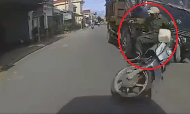 ​Video: Người đàn ông bị xe ben cuốn vào gầm, cán tử vong ở Nam Định