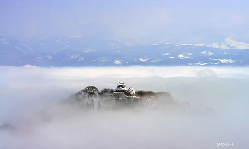 Kỳ lạ lâu đài trong mây chục năm hiện ra một lần 