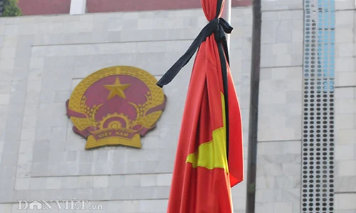 Cờ rủ khắp phố Hà Nội trong ngày Quốc tang lãnh tụ Fidel Castro