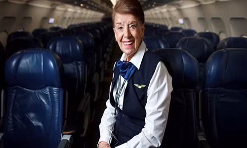 Tiết lộ về nữ tiếp viên hàng không lớn tuổi nhất thế giới