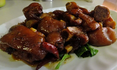 Chân giò hầm nấm thơm lừng béo ngậy tốt cho da