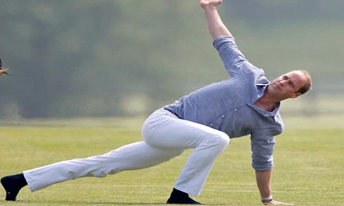 Xem hoàng tử William không ngại bẩn tập yoga trên sân cỏ