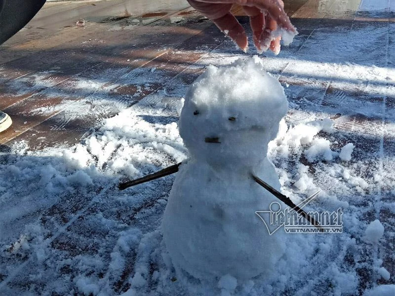 Video: Fansipan lúc mờ sáng trắng xoá băng tuyết