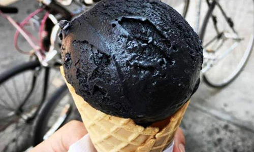 Có gì trong món kem đen như mực đang gây bão Instagram?