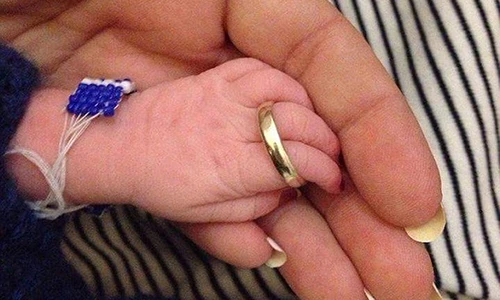 Xúc động mẹ ôm con đã chết suốt 15 ngày 