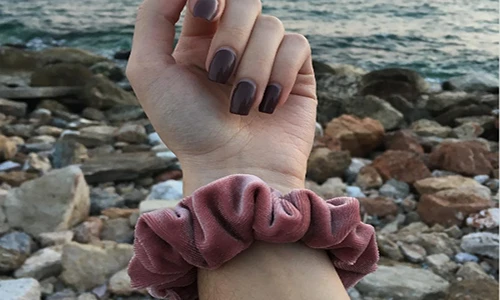 Đeo chun buộc tóc ở cổ tay có thể bị áp xe, nhiễm trùng