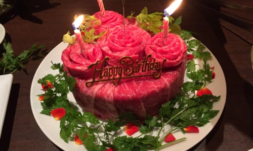 Hết hồn trào lưu tặng bánh sinh nhật bằng thịt sống