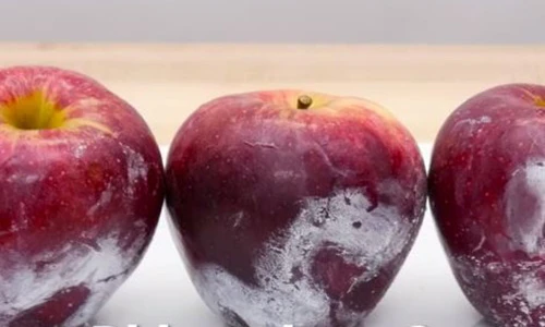 Làm sạch lớp phấn trắng trên hoa quả không mất chất