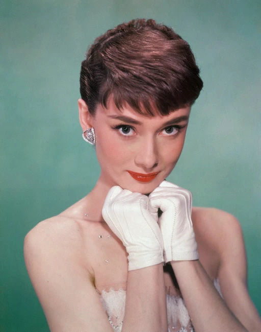 8 bí quyết mặc đẹp không bao giờ lỗi mốt từ huyền thoại Audrey Hepburn