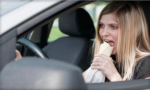 Giảm cân thất bại vì thói quen vừa đi vừa ăn 