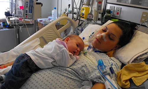 Xót lòng bà mẹ phải cách ly con vì bị liệt sau sinh