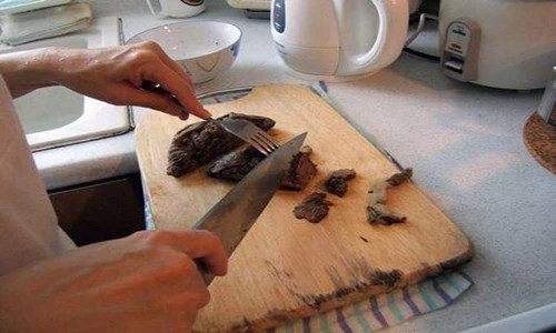 Kỳ lạ sản phụ ăn nhau thai của mình sau sinh