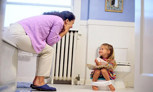 Cách tập cho bé gái đi vệ sinh trong toilet