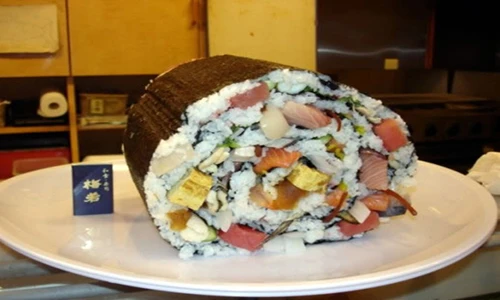 Những cuốn sushi hàng chục người ăn không hết