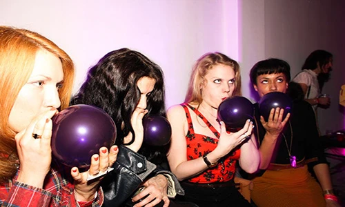 Những nạn nhân bất đắc dĩ của trò hít bóng cười